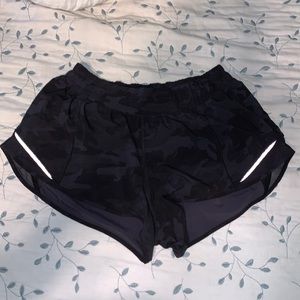 Lululemon Size 10 Hotty Hot 2.5 Inseam